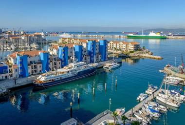 Luxury modern apartment with exceptional views! Hosted by Sweetstay