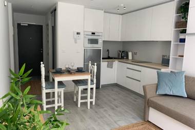 Modern studio with Rock view balcony and gym-hosted by Sweetstay