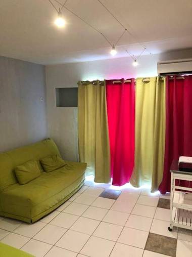 Studio avec vue sur la ville piscine partagee et jardin amenage a Saint Francois a 2 km de la plage