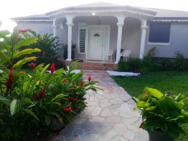 Maison de 3 chambres avec vue sur la mer jacuzzi et jardin clos a Sainte Rose a 5 km de la plage