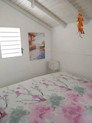 Maison de 2 chambres avec jardin clos et wifi a Le Gosier a 3 km de la plage