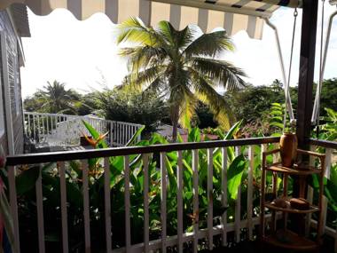 Bungalow de 2 chambres a Bouillante a 100 m de la plage avec vue sur la mer jardin amenage et wifi
