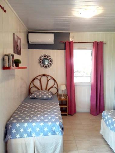 Bungalow de 2 chambres a Bouillante a 100 m de la plage avec vue sur la mer jardin amenage et wifi