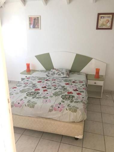 Appartement de 2 chambres a Le Moule a 300 m de la plage avec jardin clos et wifi