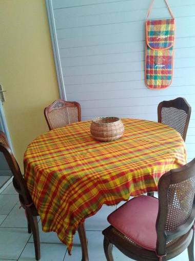 Maison de 2 chambres avec jardin clos et wifi a Le Moule a 2 km de la plage