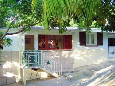 Maison de 2 chambres avec jardin clos et wifi a Deshaie