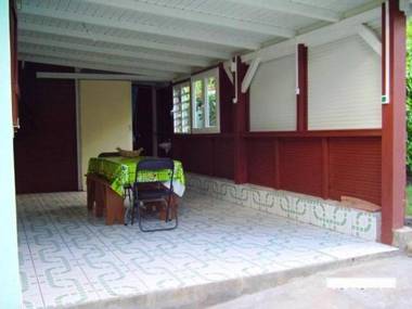 Maison de 2 chambres avec jardin clos et wifi a Deshaie