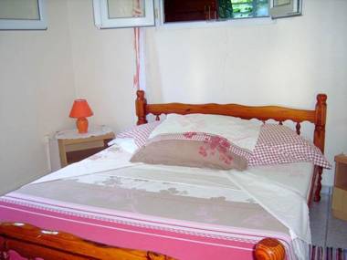 Maison de 2 chambres avec jardin clos et wifi a Deshaie