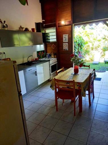 Bungalow de 2 chambres avec vue sur la mer jardin clos et wifi a Deshaies a 2 km de la plage