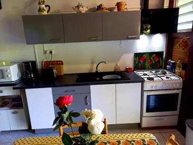 Bungalow de 2 chambres avec vue sur la mer jardin clos et wifi a Deshaies a 2 km de la plage