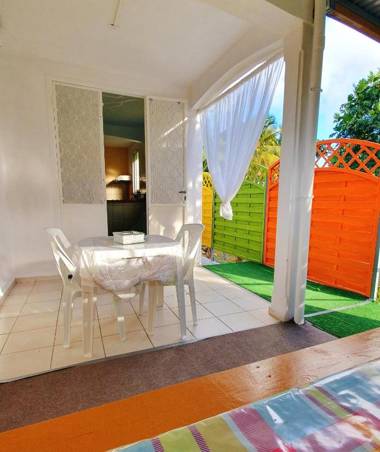 Maison de 3 chambres avec jardin clos et wifi a Sainte Anne a 1 km de la plage