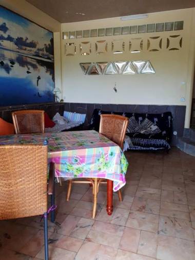 Maison de 2 chambres a Sainte Anne a 100 m de la plage avec vue sur la mer jardin clos et wifi