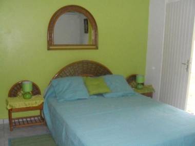 Maison de 2 chambres avec jardin clos et wifi a Sainte Anne a 5 km de la plage