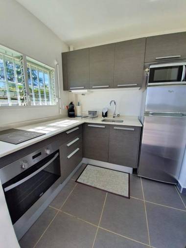 Appartement d'une chambre a Sainte Anne a 3 m de la plage avec vue sur la mer jardin clos et wifi