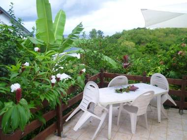 Studio avec vue sur la mer jardin clos et wifi a Marigot a 1 km de la plage