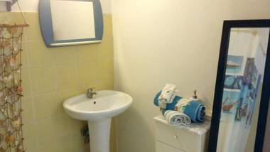 Studio avec vue sur la mer jardin clos et wifi a Marigot a 1 km de la plage