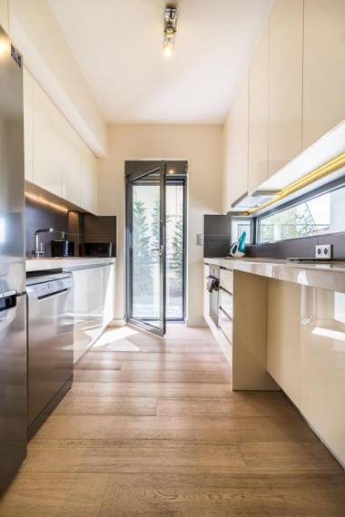 Luxury 3 Bedroom Apartment with garden in Glyfada