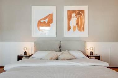 Sophisticated and spacious 3 bdrm apt in Glyfada center