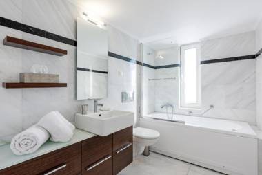 Sophisticated and spacious 3 bdrm apt in Glyfada center