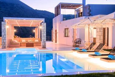 Blue Lake Villa Heated Pool