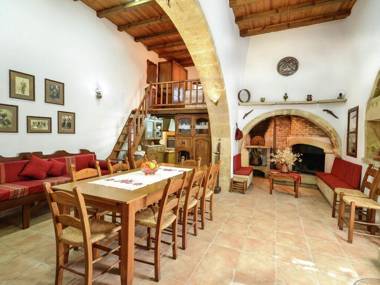 Lovely Holiday Home in Kalamitsi Alexandrou with Pool