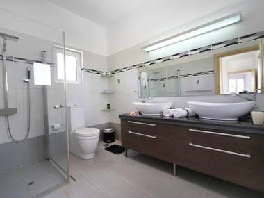 Fantastic luxe modern Villa large garden private pool outdoor kitchen NW