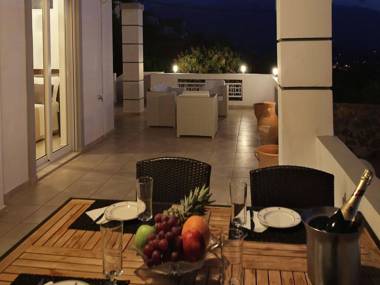 Fantastic luxe modern Villa large garden private pool outdoor kitchen NW