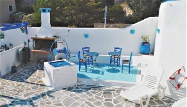 Blue Dolphin Studios and Apartment