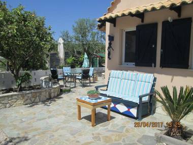 Spacious chalet on a plot of 4000m2 with fruit trees near the beach in Messinia