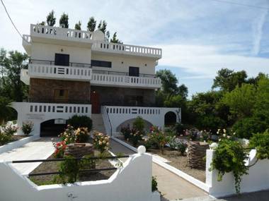 Zourpos Studios & Apartments