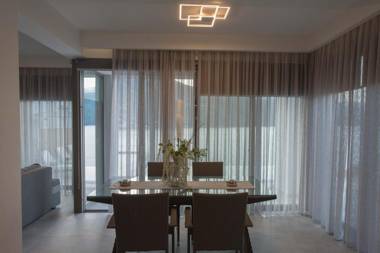 MRS GREY ΠΑΡΑΘΑΛΑΣΣΙΑ ΒΙΛΑ ΜΕ ΠΙΣΙΝΑ