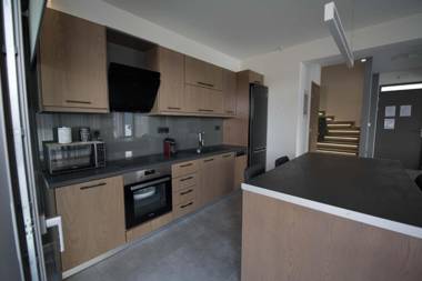 MRS GREY ΠΑΡΑΘΑΛΑΣΣΙΑ ΒΙΛΑ ΜΕ ΠΙΣΙΝΑ