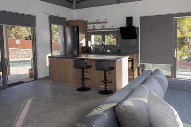 MR GREY ΠΑΡΑΘΑΛΑΣΣΙΑ ΒΙΛΑ ΜΕ ΠΙΣΙΝΑ