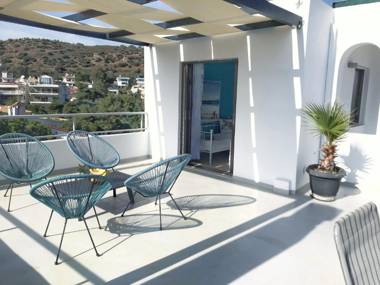 Adelos Maisonette Near Vouliagmeni Beach
