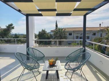 Adelos Maisonette Near Vouliagmeni Beach