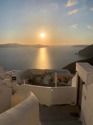 Doukas Caldera Suites