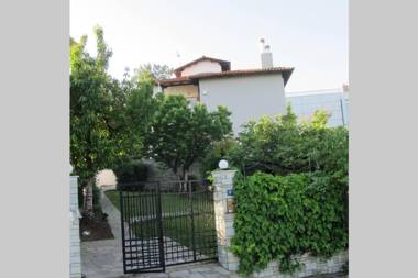 Τraditional Fully Detached Villa on a luxurious Hillock of Thessaloniki PANORAMA with its own Garden also for Family & Wedding gatherings and Kid's parties - under 13
