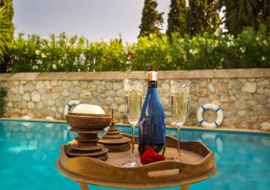 6 bedrooms villa with private pool enclosed garden and wifi at Spetses