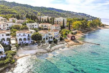 Beachfront Spetses spectacular fully equipped traditional Villa familiesgroups