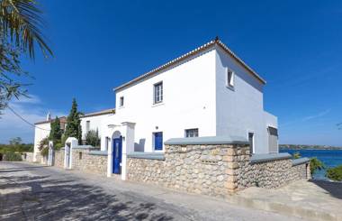 Beachfront Spetses spectacular fully equipped traditional Villa familiesgroups