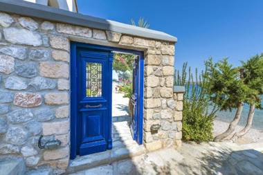 Beachfront Spetses spectacular fully equipped traditional Villa familiesgroups