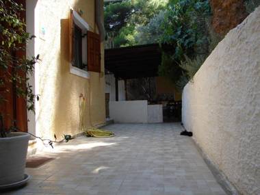 Mandaniki Apartments