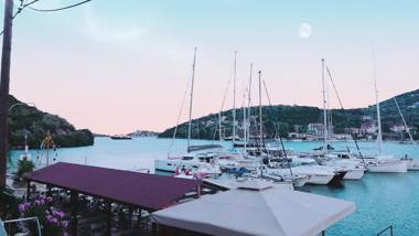 Fabulous apt. w/breakfast near the sea!