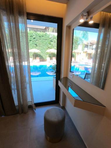 Paradise Hotel & Bar