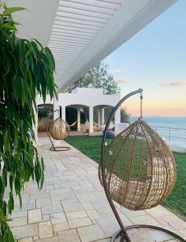 BEDWAVE Seaside Mansion