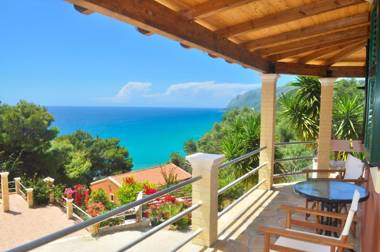 Villa Takis on Pelekas beach Small house with garden and sea view
