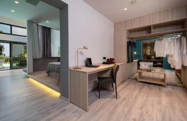 Lagomandra Luxury Suites with Private Pools