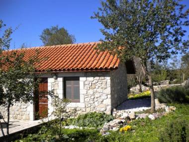 Cosy Holiday Home with Garden in Leonidio