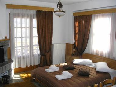 La Petri Studios with Fireplace & View