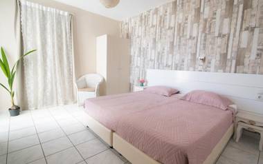 Silver Sun Studios & Apartments